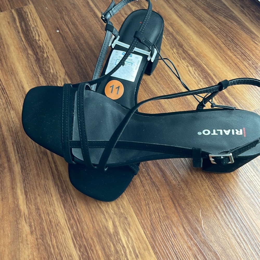 It’s bran new with the tag size 11 M black very comfortable - Picture 2 of 5